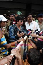 Shahrukh Khan arrive back in Mumbai Airport on 6th Feb 2010 (25).JPG